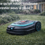 robot tondeuse sous la pluie dans un jardin